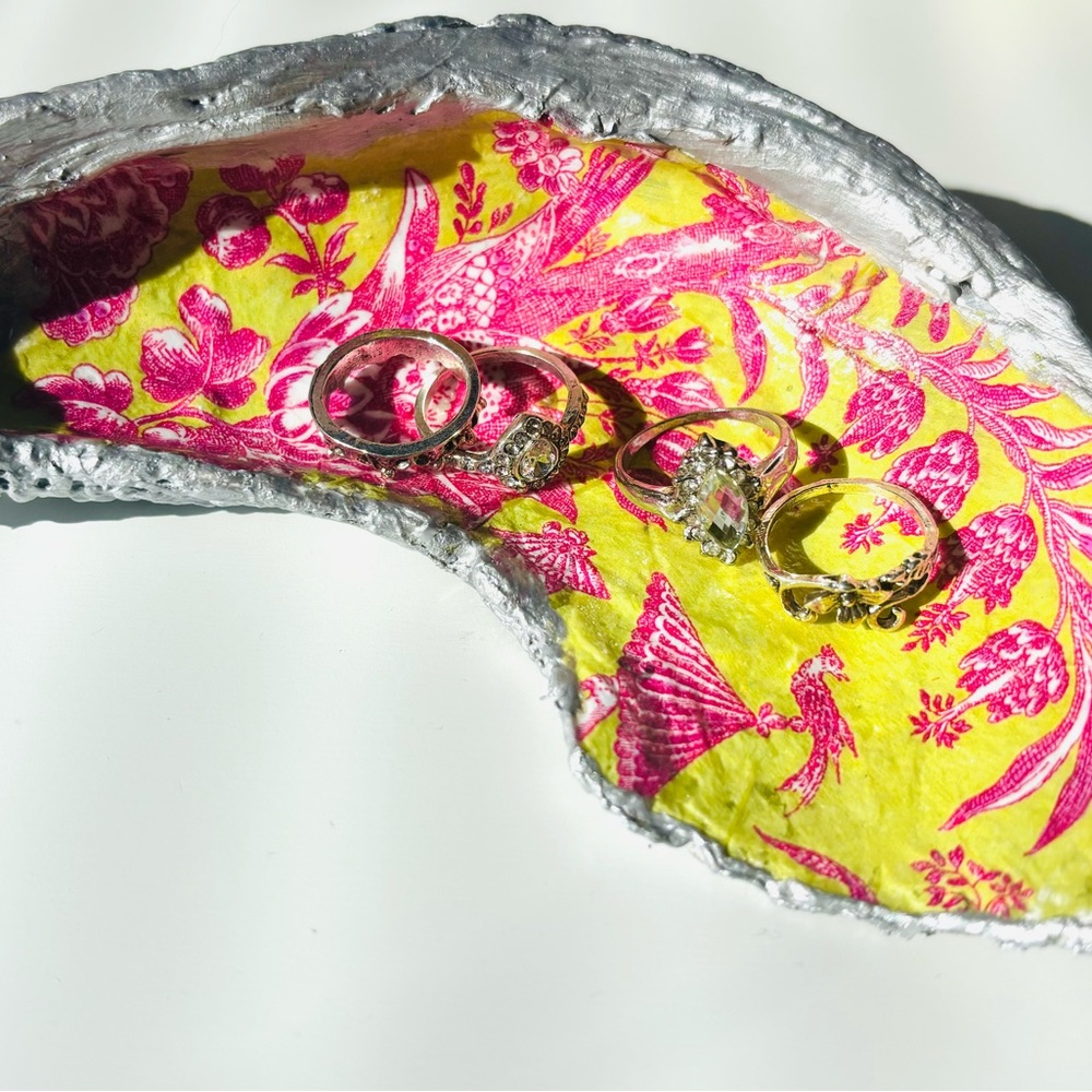 Handcrafted oyster shell ring dish with chinoi decoupage design. - Picture 7 of 7